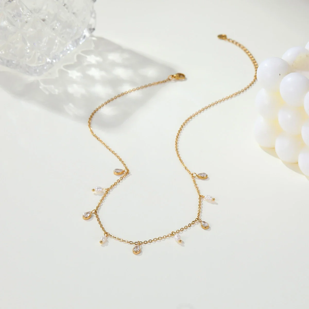Ketting - Traanvormige kristallen, parelkralen, verguld roestvrij staal productfoto