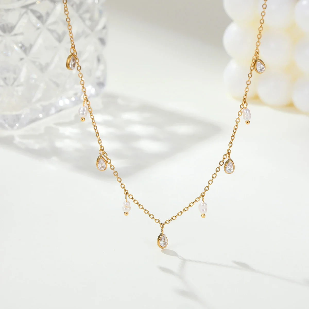 Ketting - Traanvormige kristallen, parelkralen, verguld roestvrij staal productfoto