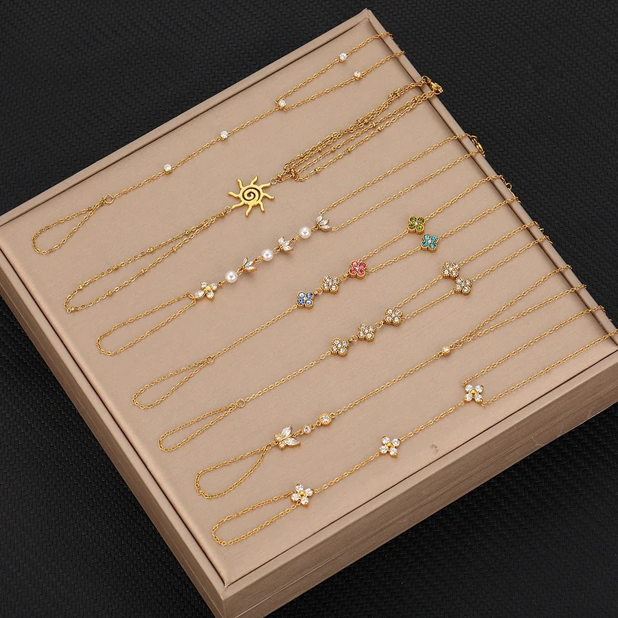 Foto del producto: Pulsera cadena para mano con cinco motivos de trébol de cristal, acero chapado en oro