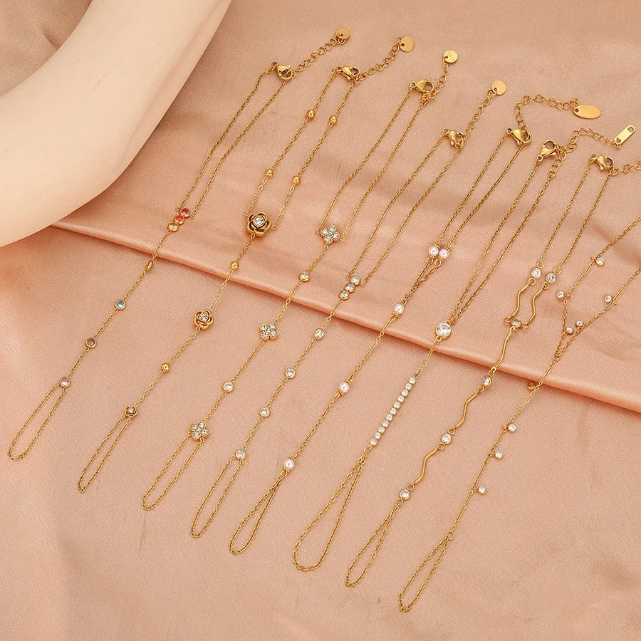 Foto del producto: Pulsera cadena para mano con cinco motivos de trébol de cristal, acero chapado en oro