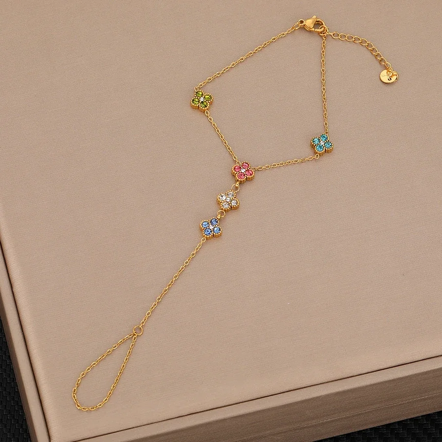 Foto del producto: Pulsera cadena para mano con cinco motivos de trébol de cristal, acero chapado en oro