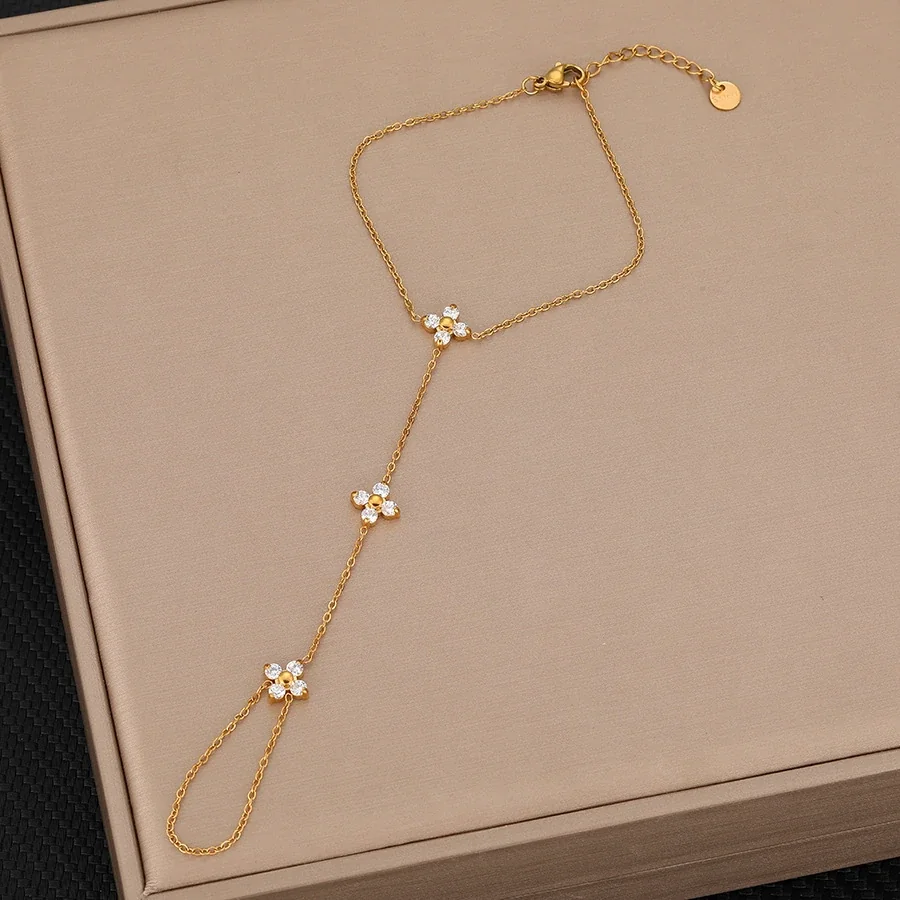 Foto del producto: Pulsera cadena para mano con cinco motivos de trébol de cristal, acero chapado en oro