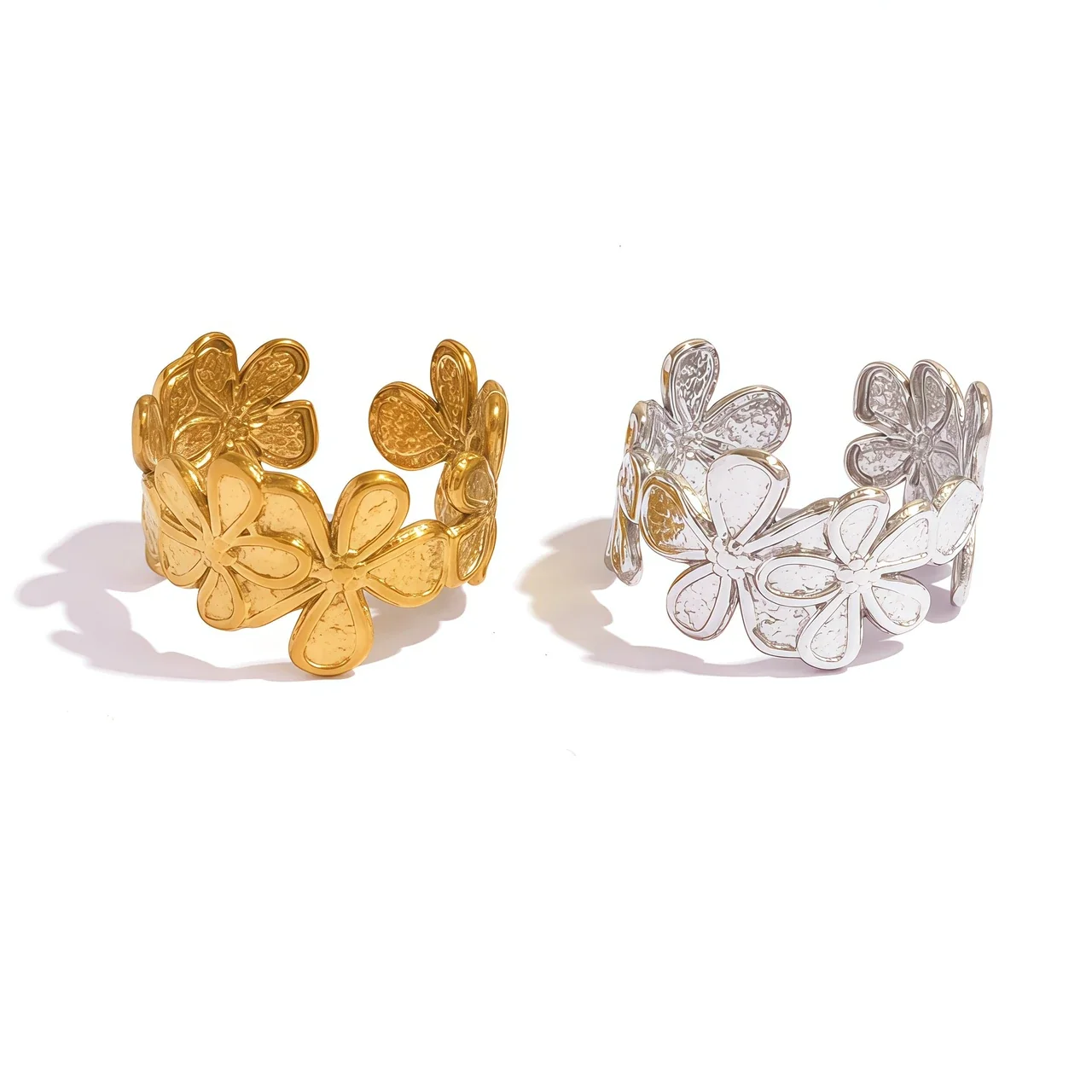 Open ring met vierbladige bloemen van roestvrij staal met goudkleurige PVD-afwerking