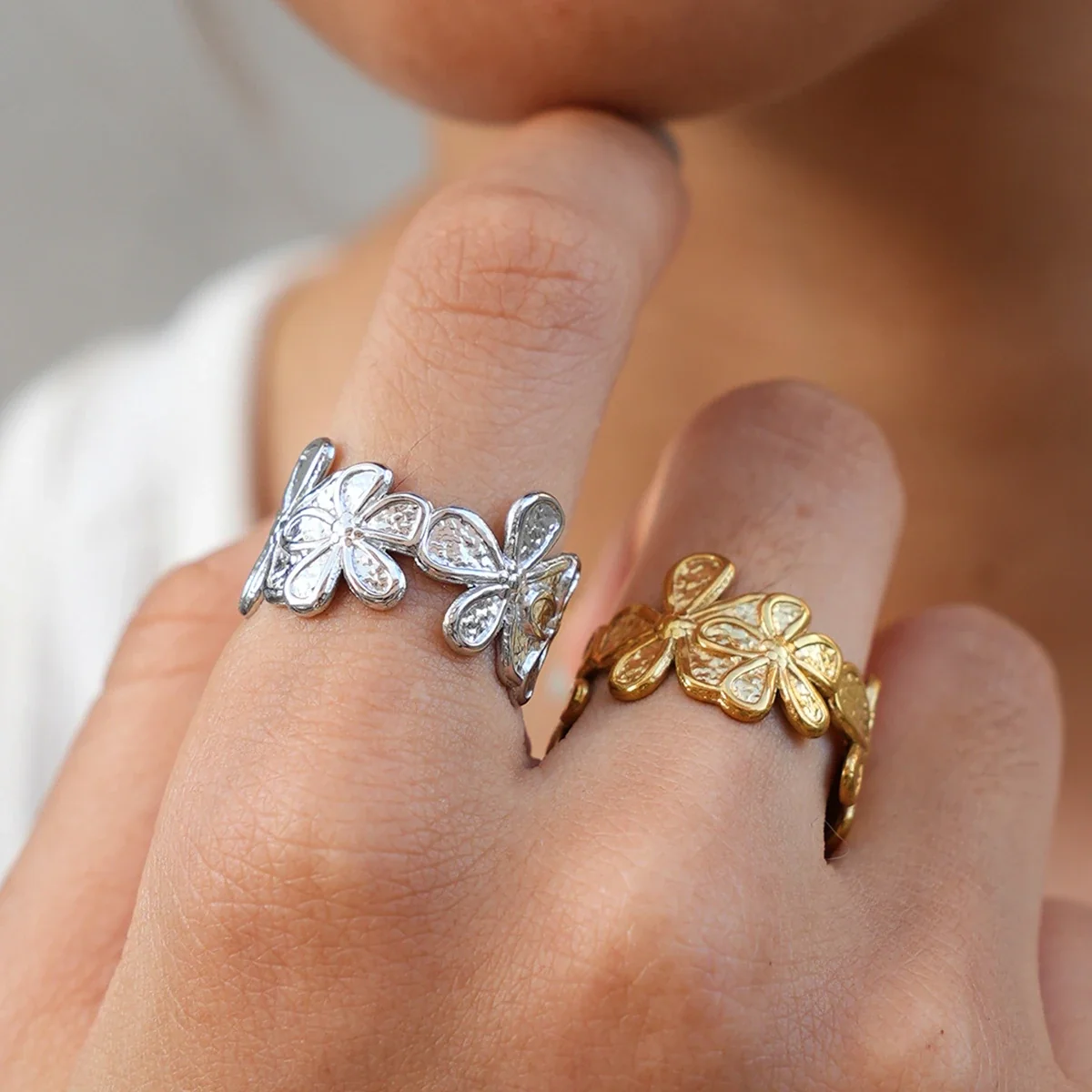 Open ring met vierbladige bloemen van roestvrij staal met goudkleurige PVD-afwerking productfoto