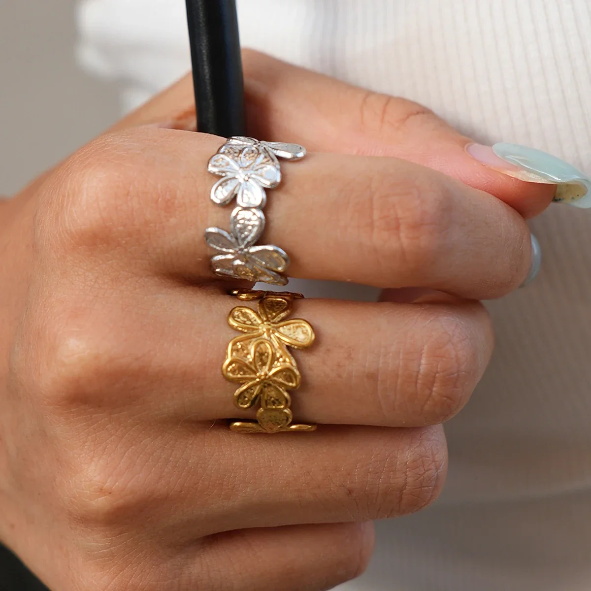 Open ring met vierbladige bloemen van roestvrij staal met goudkleurige PVD-afwerking productfoto