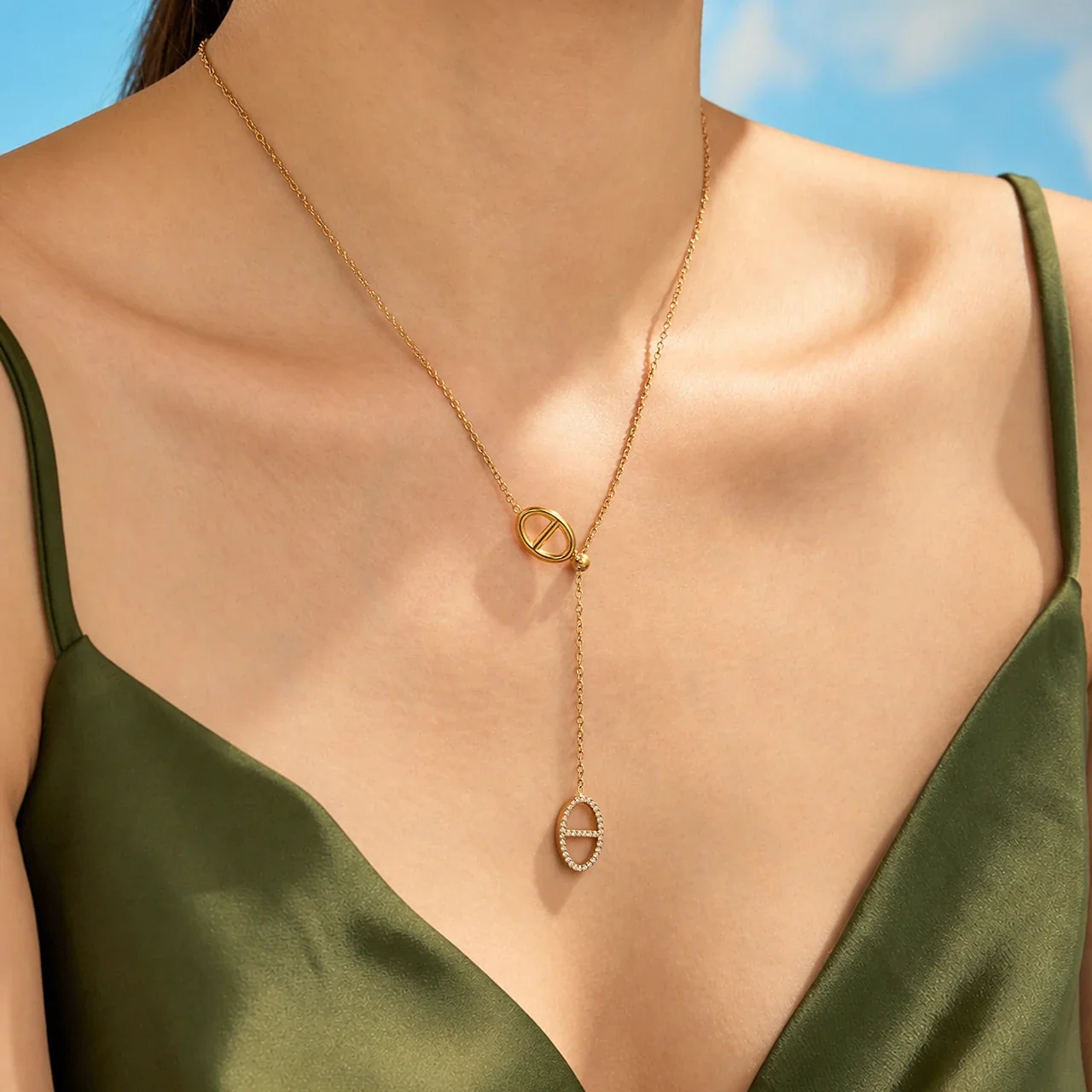 Photo produit : Collier à maillons ovales et pendentif CZ, acier plaqué or 18K