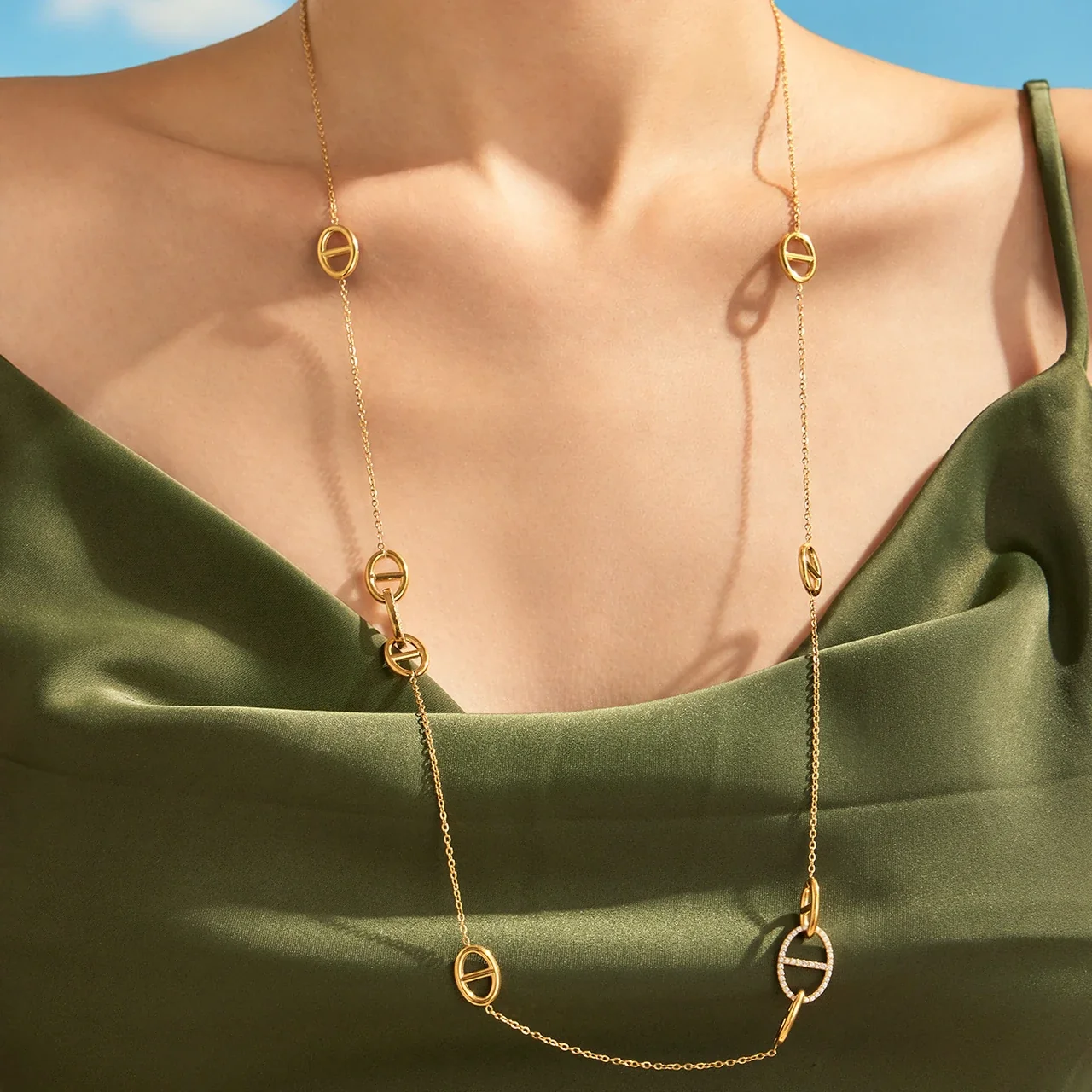 Photo produit : Collier à maillons ovales et pendentif CZ, acier plaqué or 18K