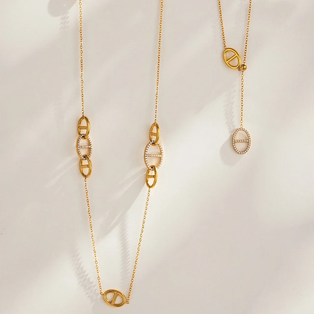 Photo produit : Collier à maillons ovales et pendentif CZ, acier plaqué or 18K