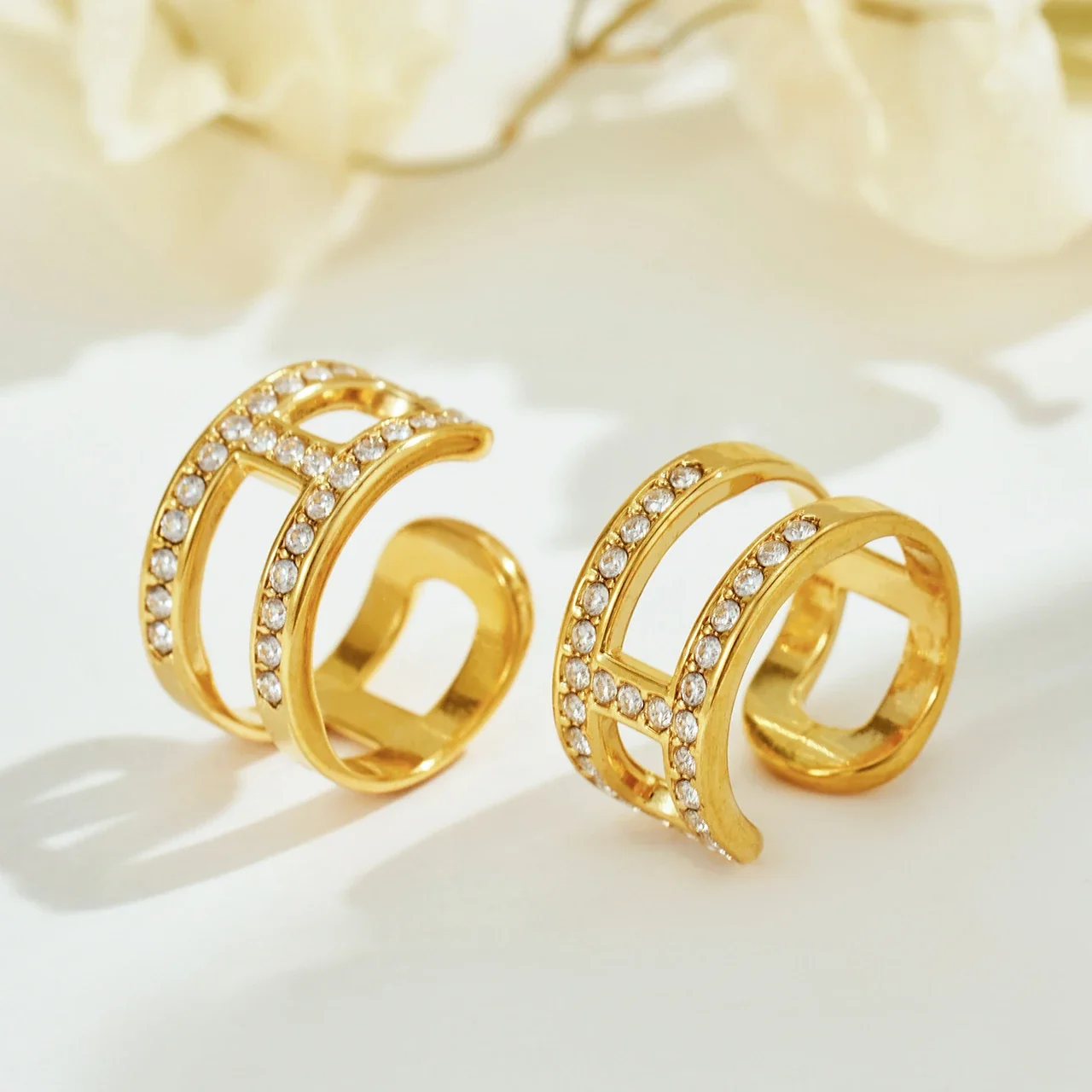 Ear cuff met pavé opengewerkte dubbele banden, roestvrij staal productfoto