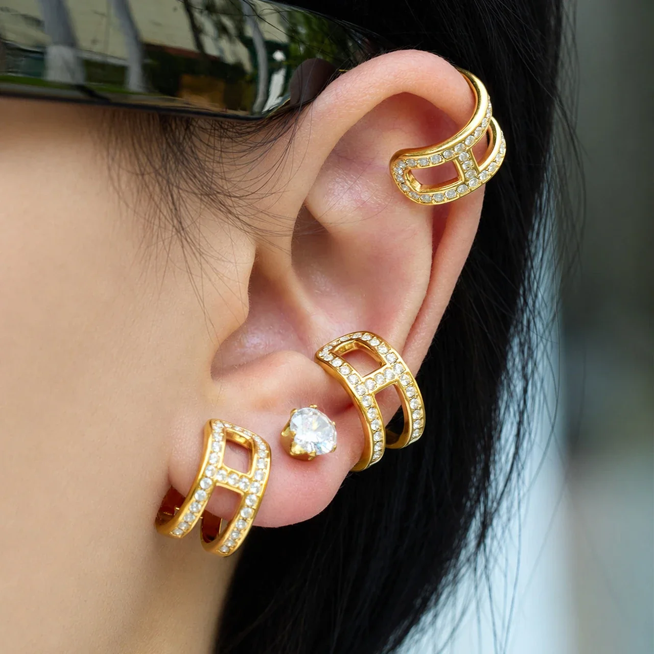 Ear cuff met pavé opengewerkte dubbele banden, roestvrij staal productfoto