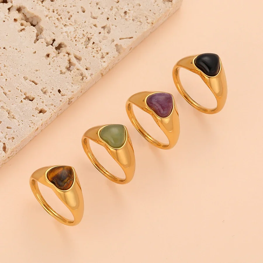 Foto del producto: Anillo de sello cónico con cabujón de corazón, acero chapado en oro de 18K