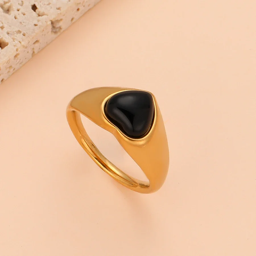 Foto del producto: Anillo de sello cónico con cabujón de corazón, acero chapado en oro de 18K