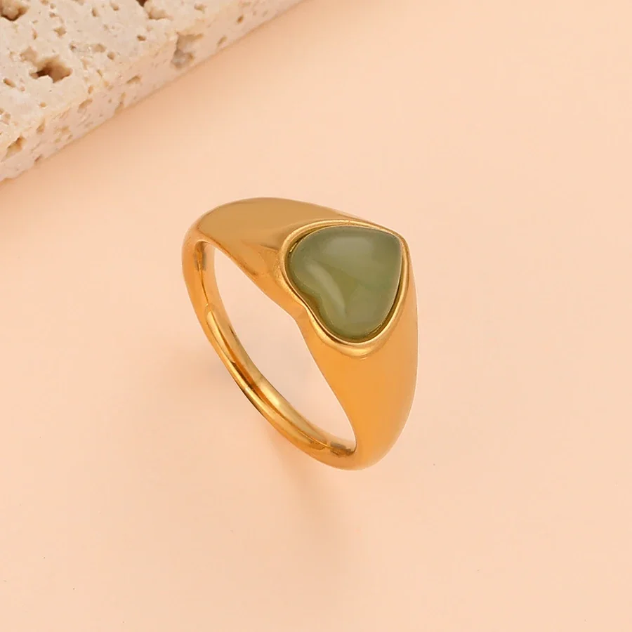 Foto del producto: Anillo de sello cónico con cabujón de corazón, acero chapado en oro de 18K