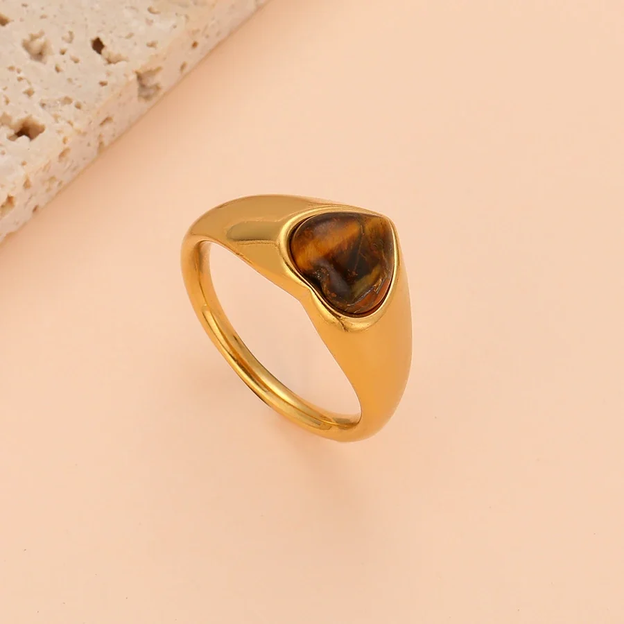 Foto del producto: Anillo de sello cónico con cabujón de corazón, acero chapado en oro de 18K