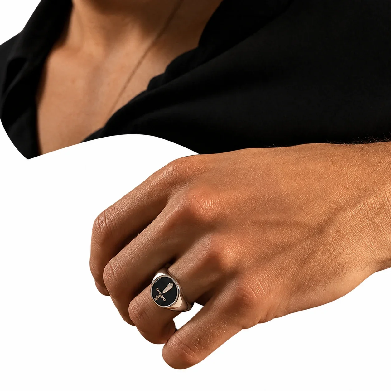 Foto prodotto: Anello chevalier con spada in smalto nero, acciaio inox 316 placcato argento