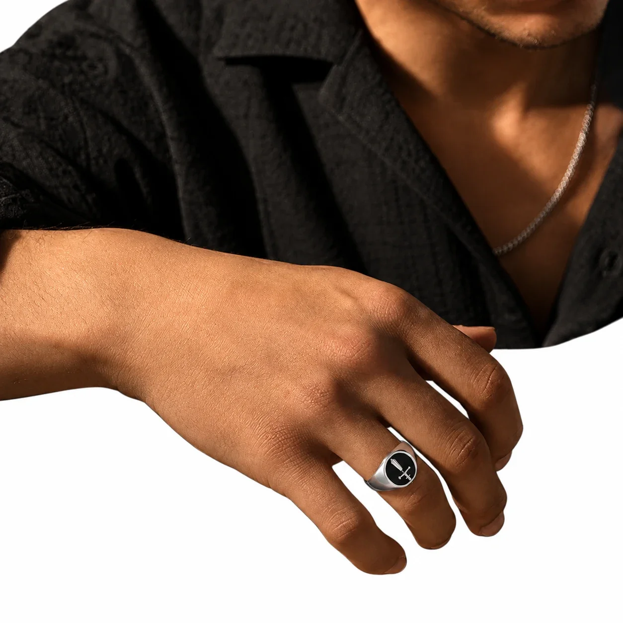 Foto prodotto: Anello chevalier con spada in smalto nero, acciaio inox 316 placcato argento