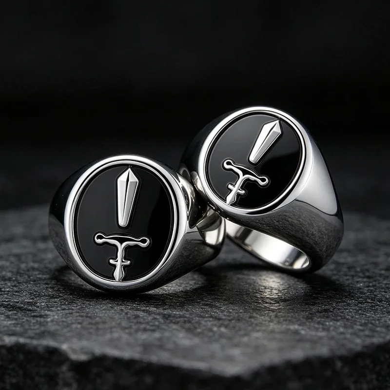 Foto prodotto: Anello chevalier con spada in smalto nero, acciaio inox 316 placcato argento