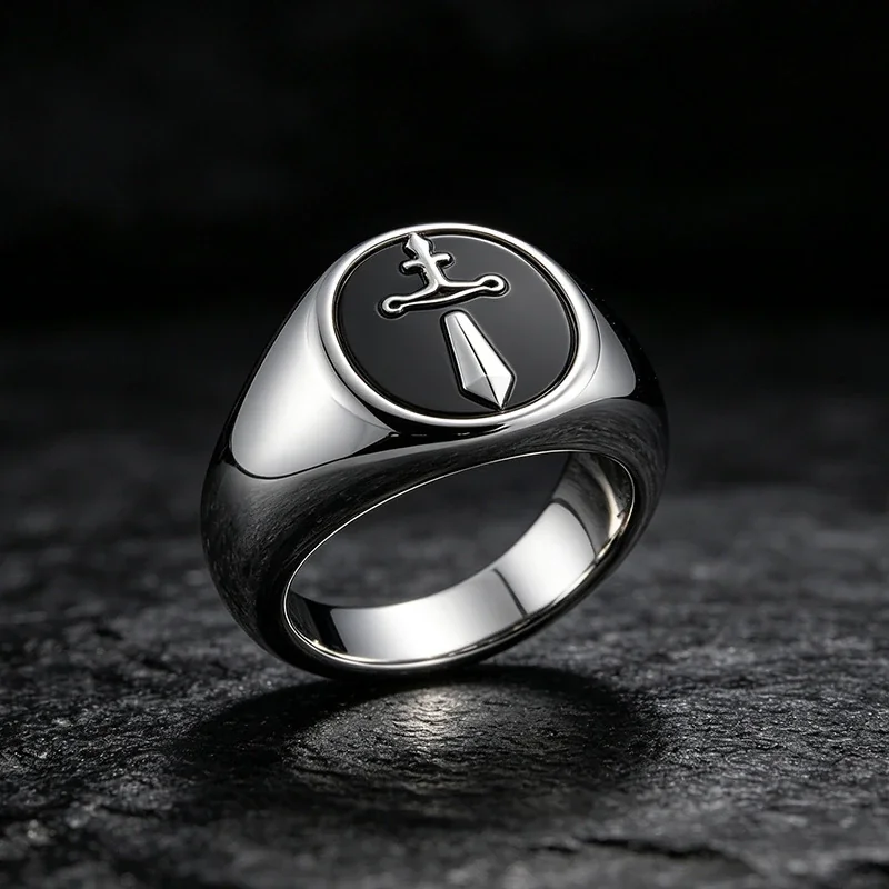 Foto prodotto: Anello chevalier con spada in smalto nero, acciaio inox 316 placcato argento