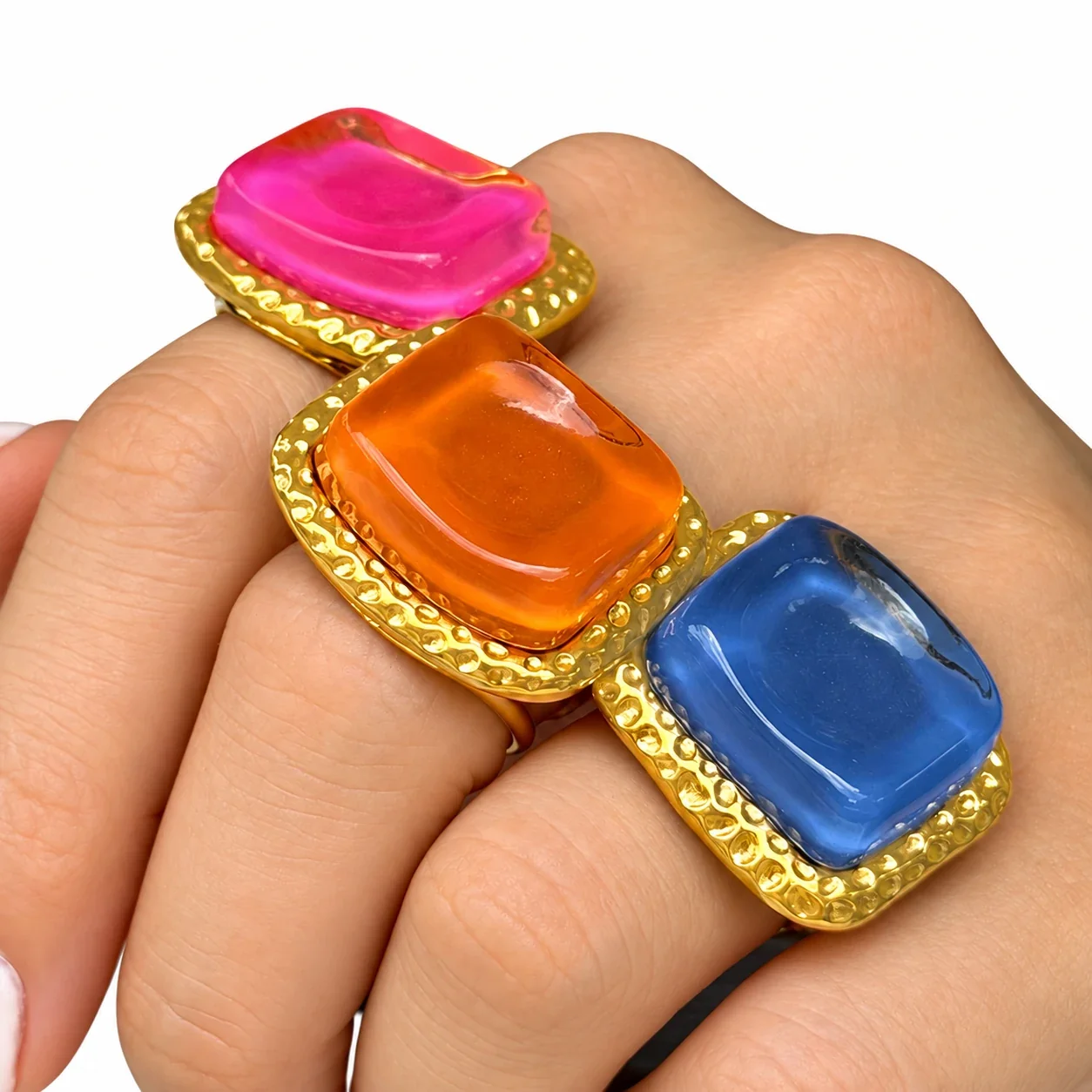 Foto del producto: Anillo de acero chapado en oro con cabujón cuadrado de resina y textura martillada