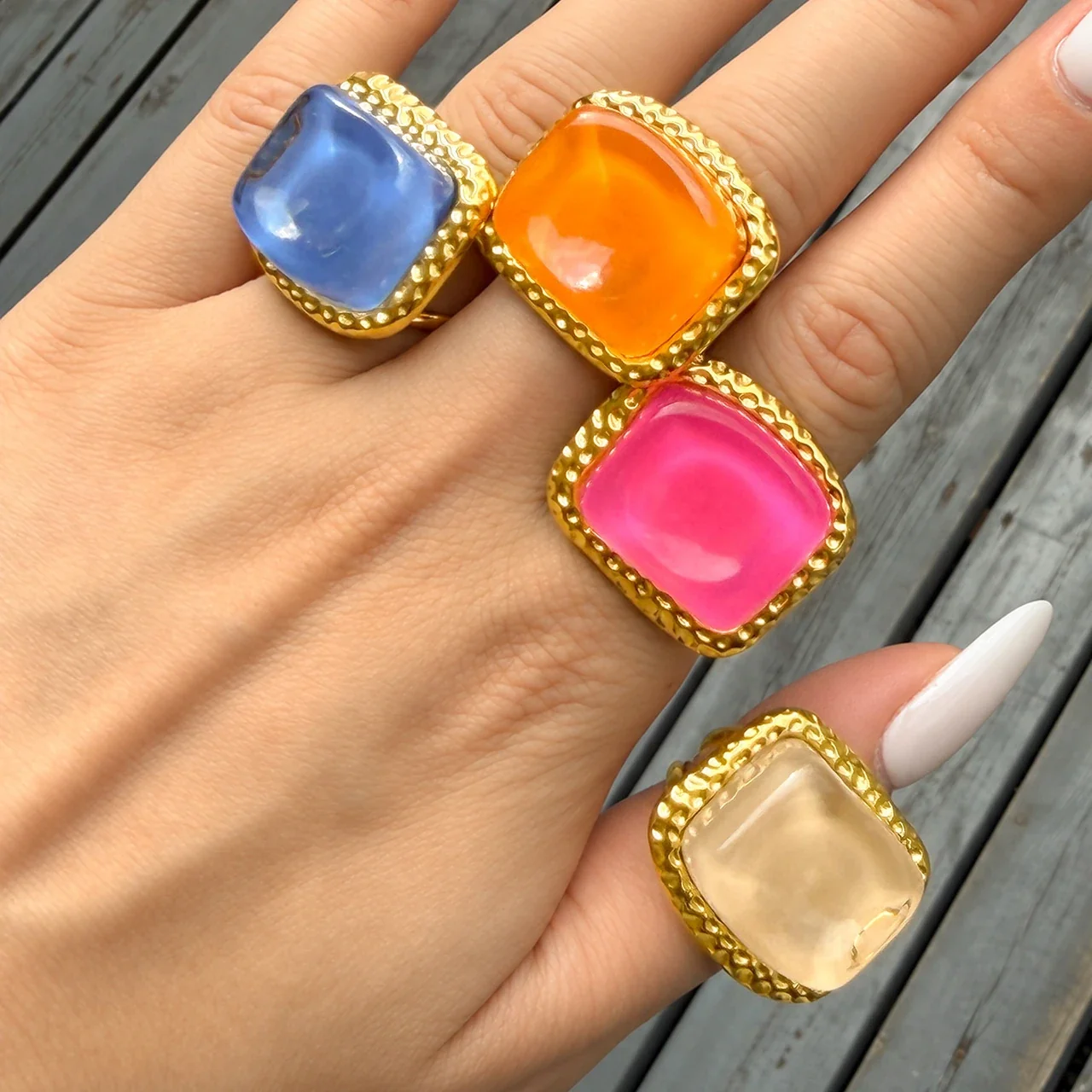 Foto del producto: Anillo de acero chapado en oro con cabujón cuadrado de resina y textura martillada