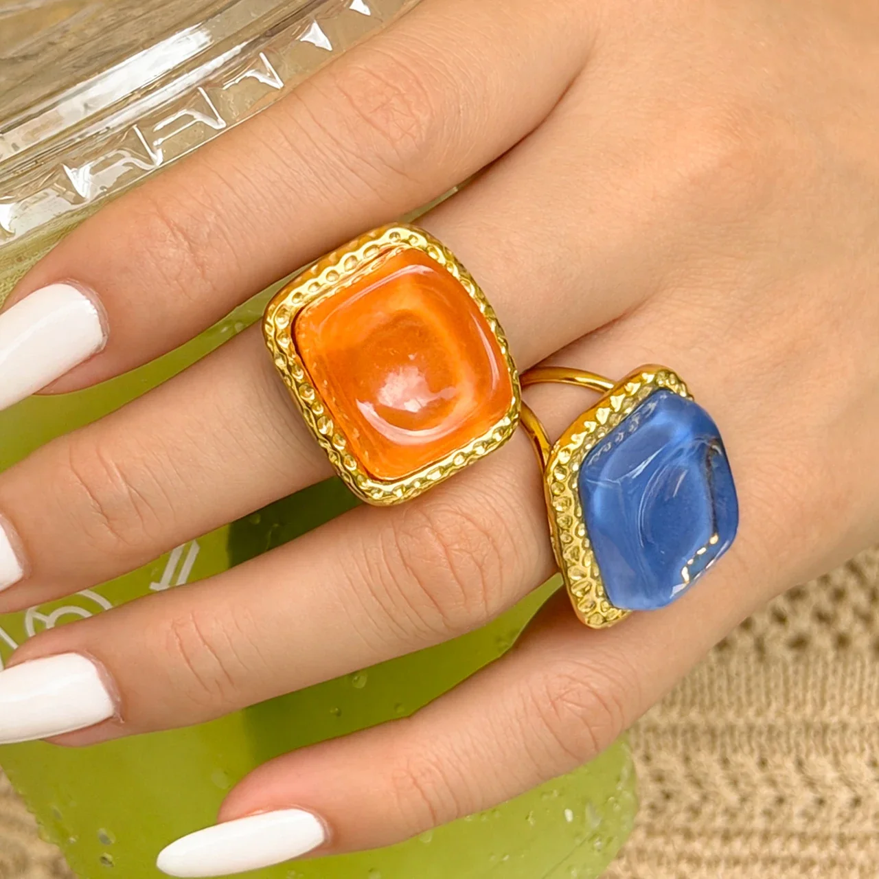 Foto del producto: Anillo de acero chapado en oro con cabujón cuadrado de resina y textura martillada