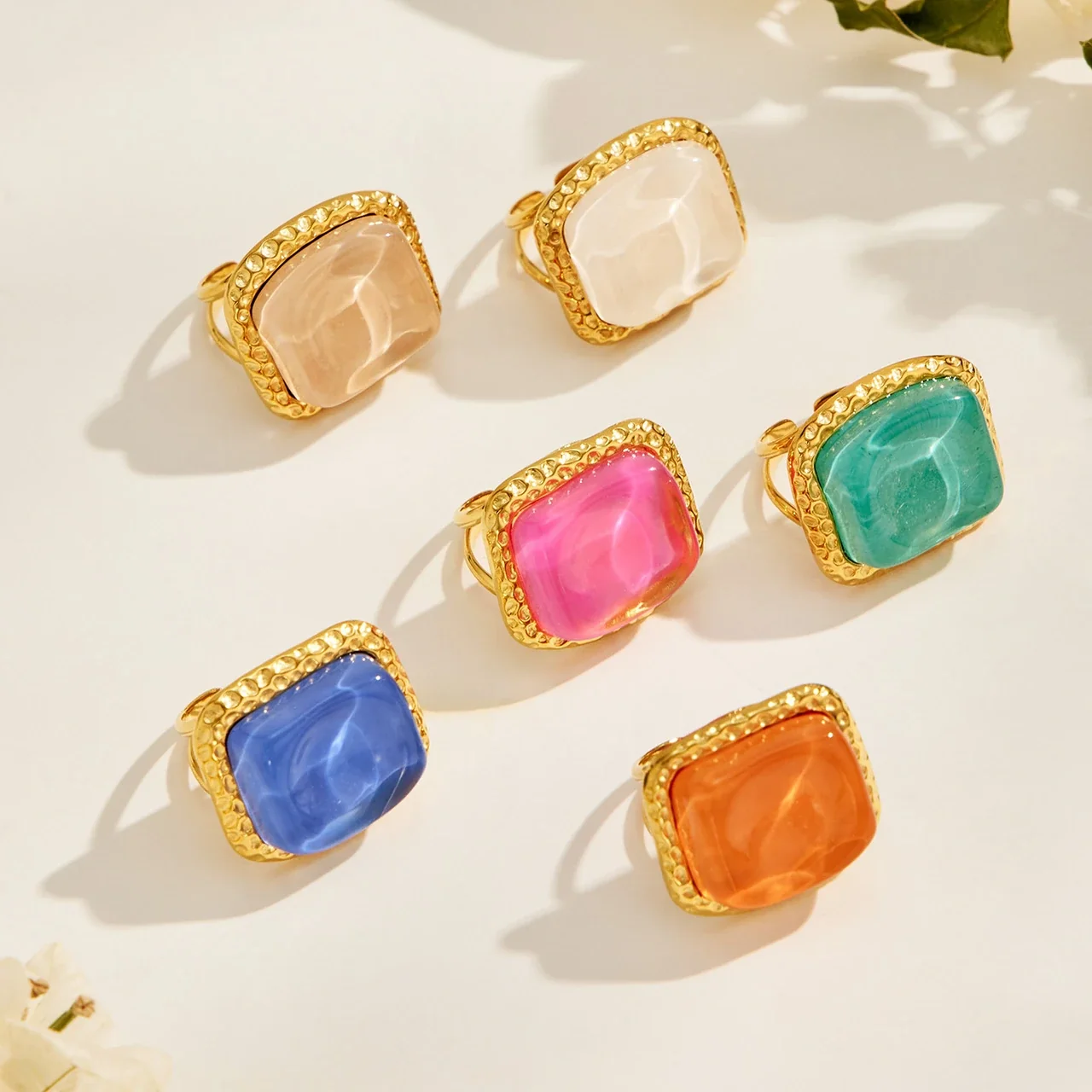 Foto del producto: Anillo de acero chapado en oro con cabujón cuadrado de resina y textura martillada