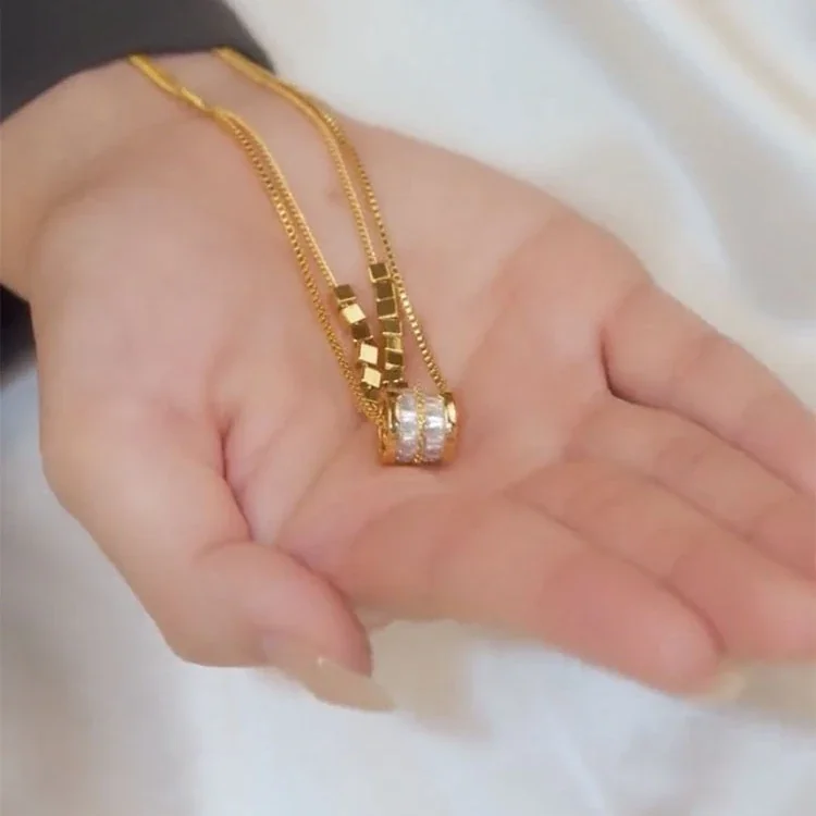 Gelaagde ketting met kubuskralen en cilindervormige hanger, verguld roestvrij staal productfoto