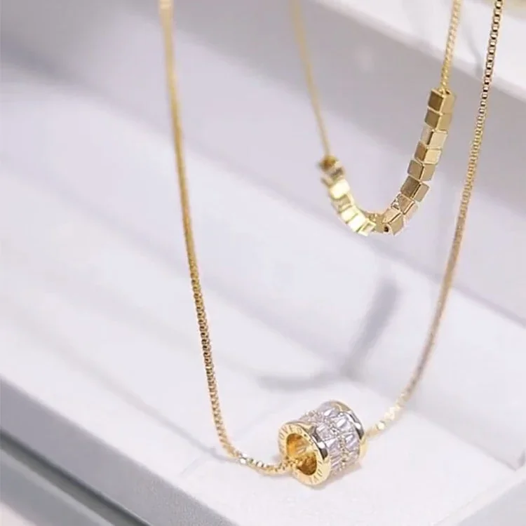 Gelaagde ketting met kubuskralen en cilindervormige hanger, verguld roestvrij staal productfoto