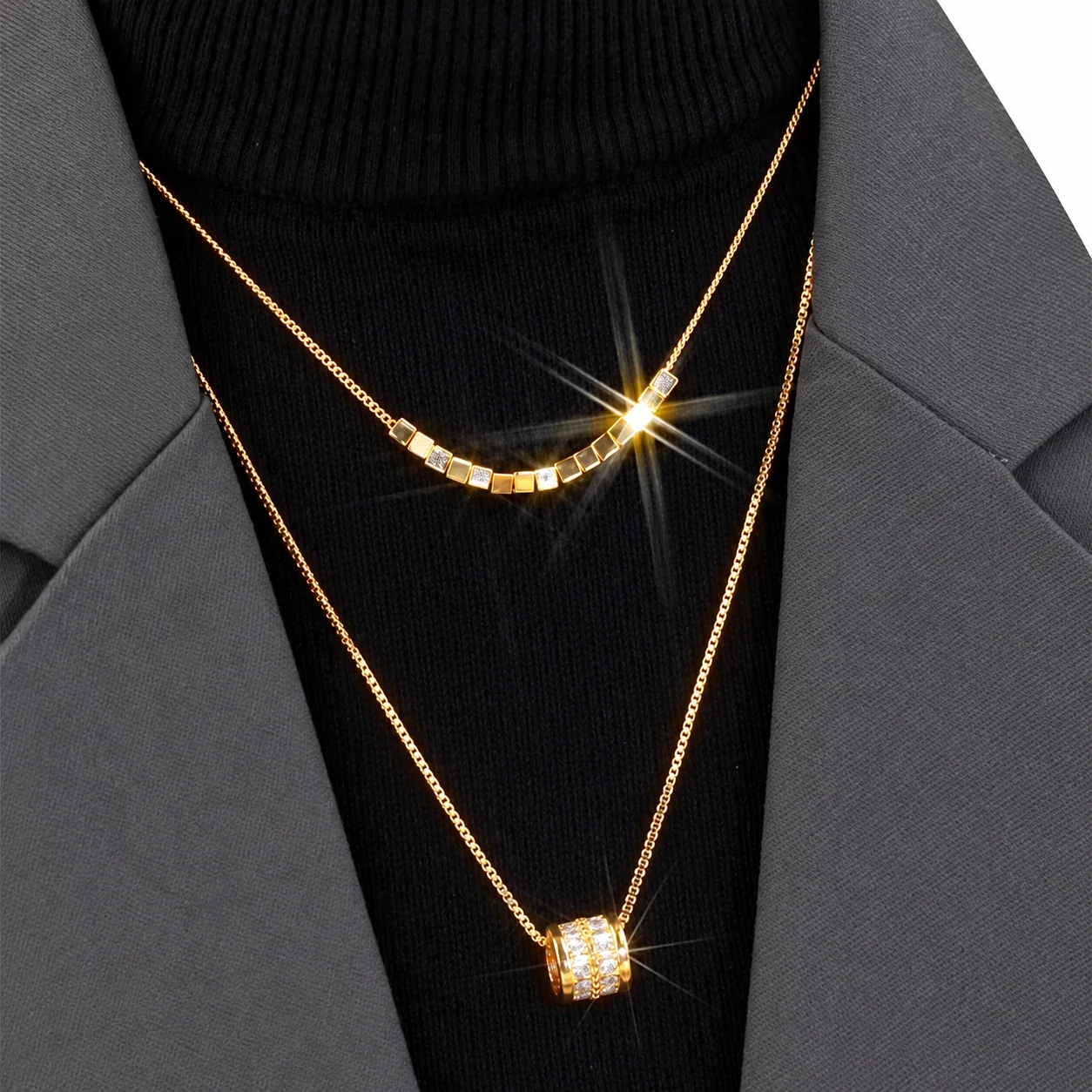 Gelaagde ketting met kubuskralen en cilindervormige hanger, verguld roestvrij staal productfoto