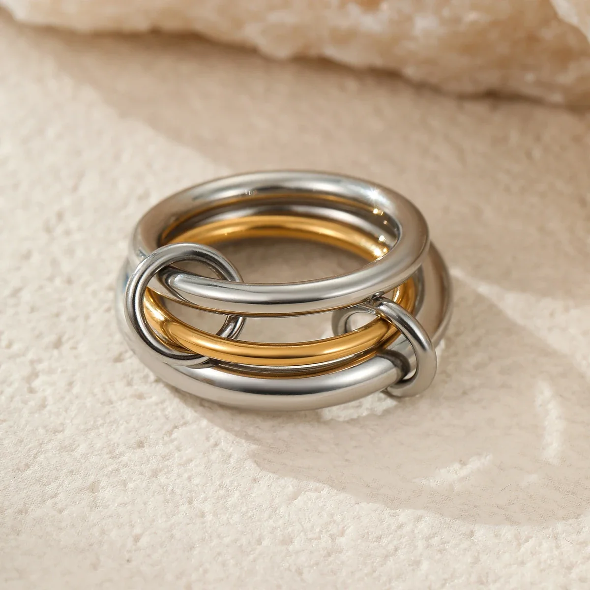 Stapring, Drie In Elkaar Grijpende Banden, Verguld Roestvrij Staal productfoto