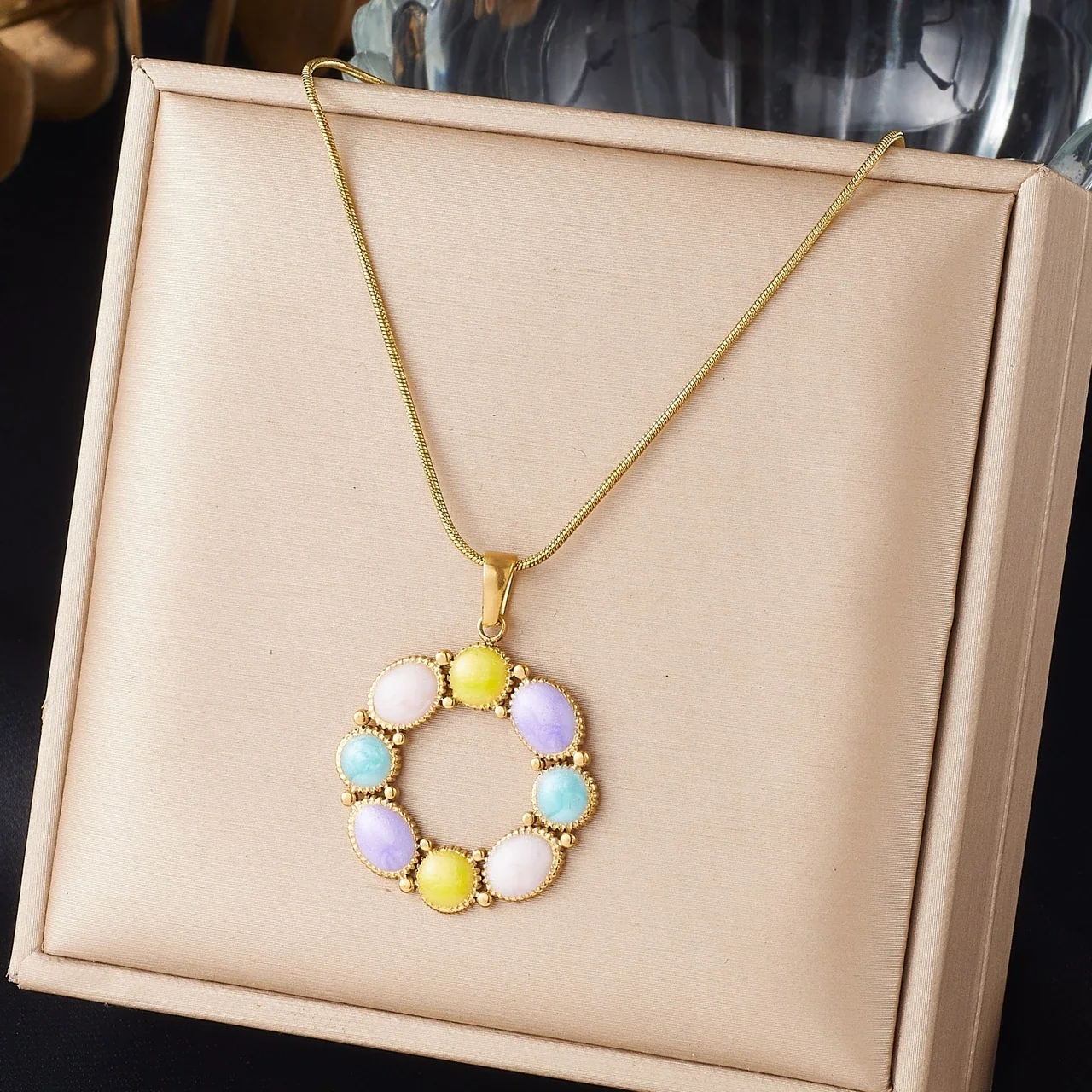 Foto del producto: Collar con Colgante de Círculo Abierto de Esmalte, Acero Inoxidable Chapado en Oro