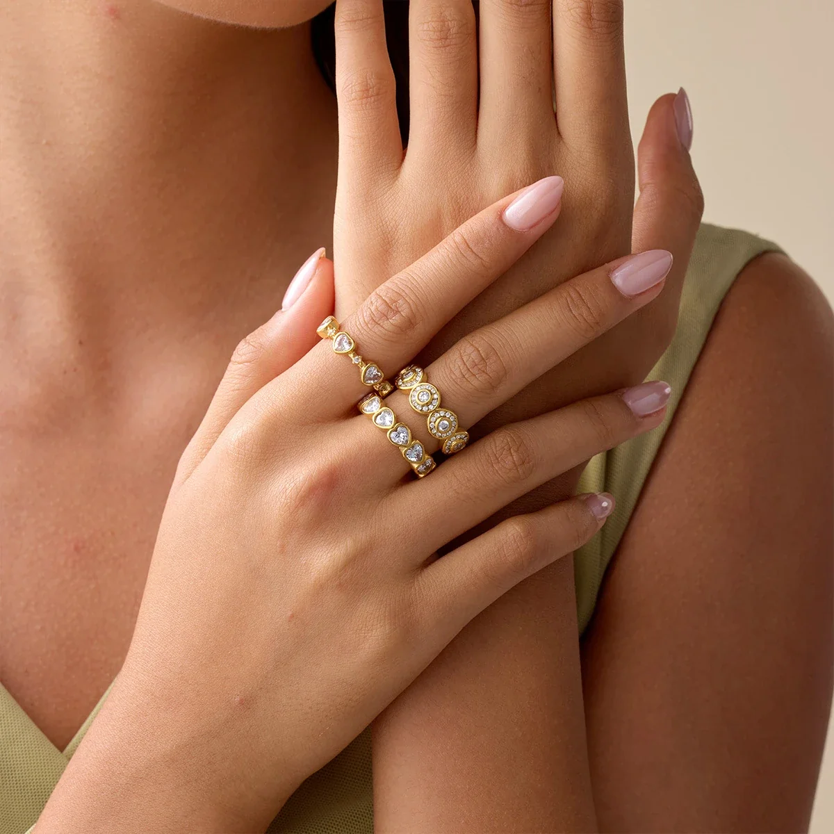 Ring met open hart-kristallen in kastzetting, verguld staal productfoto