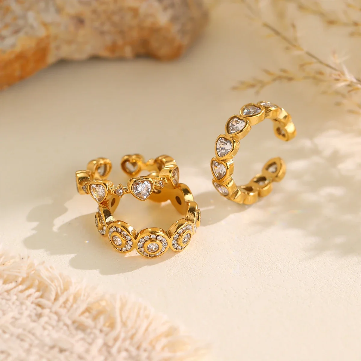 Ring met open hart-kristallen in kastzetting, verguld staal productfoto