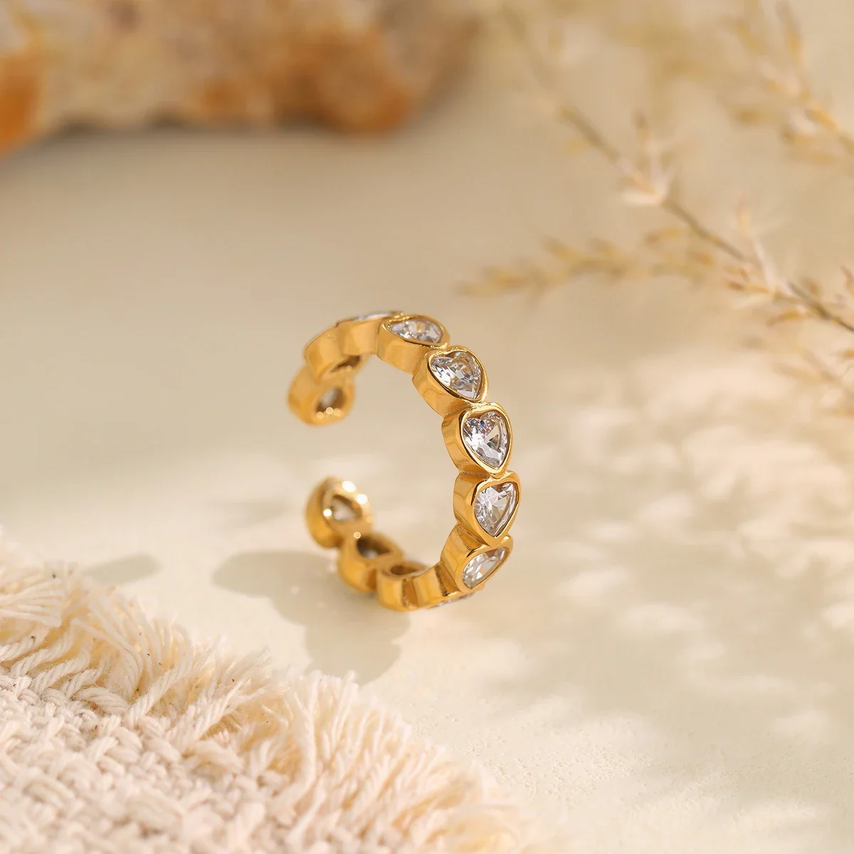 Ring met open hart-kristallen in kastzetting, verguld staal productfoto
