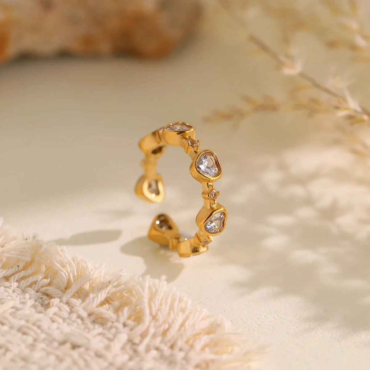Ring met open hart-kristallen in kastzetting, verguld staal productfoto