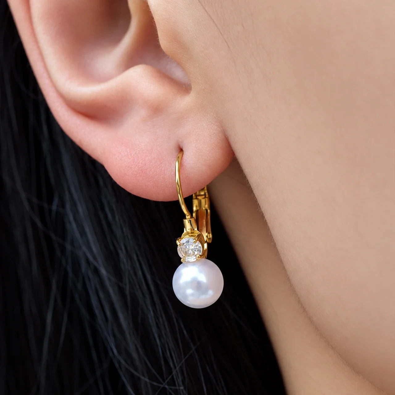 Druppeloorbellen met schelpparels, ronde zirkonia en 18K goud PVD productfoto