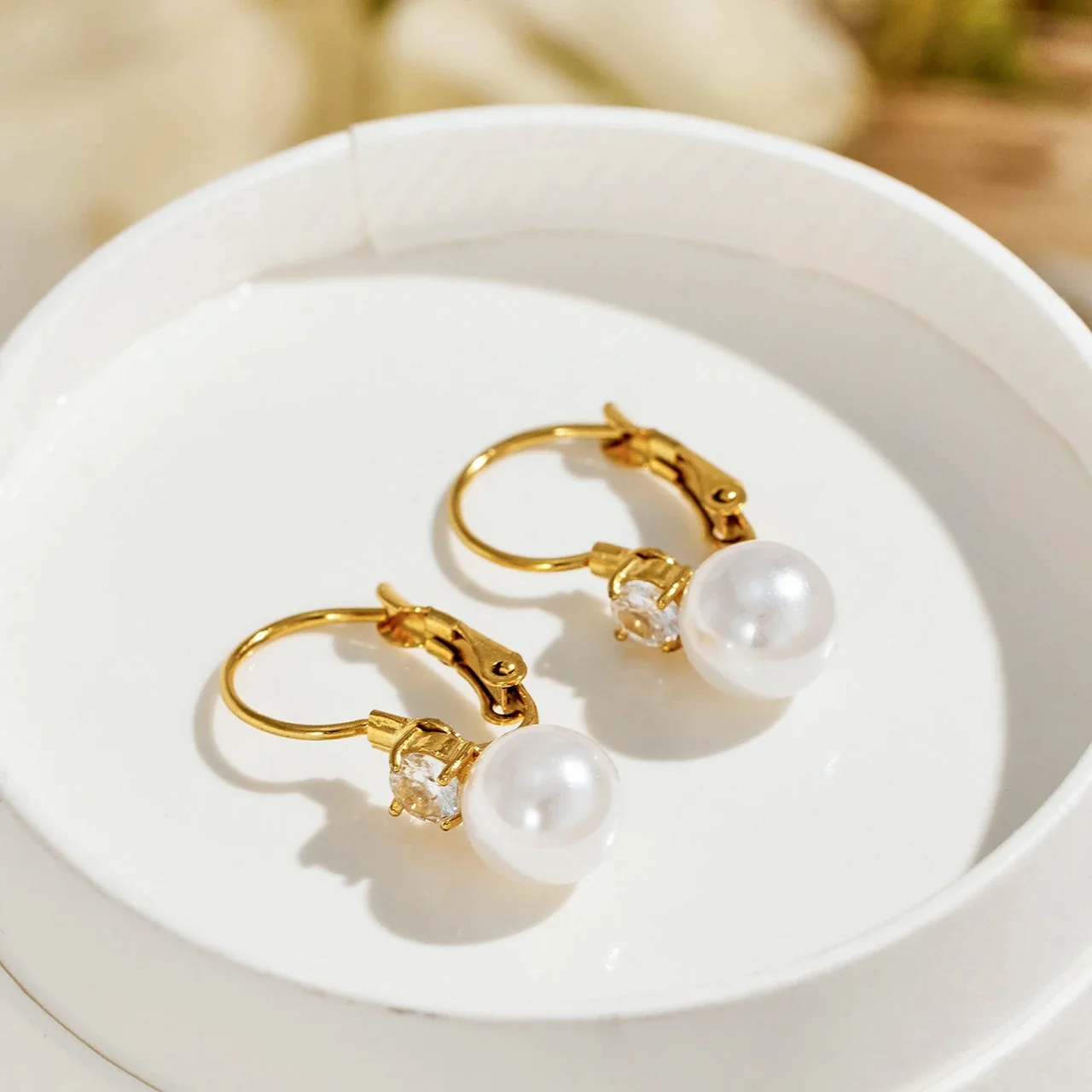 Druppeloorbellen met schelpparels, ronde zirkonia en 18K goud PVD productfoto