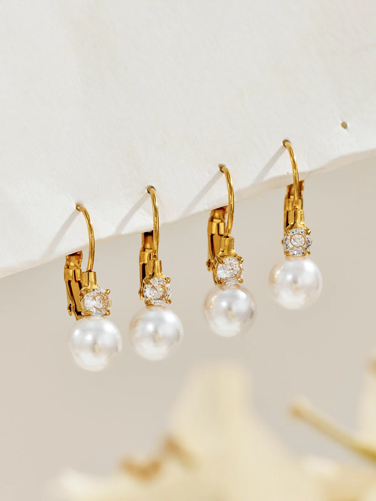 Druppeloorbellen met schelpparels, ronde zirkonia en 18K goud PVD productfoto