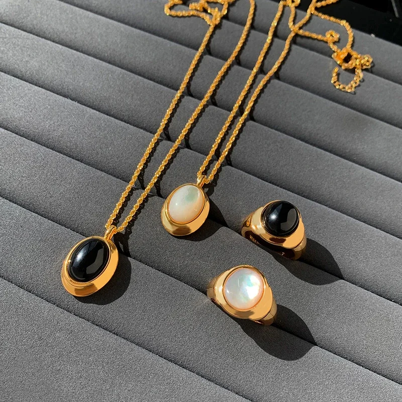 Hangerketting met ovale cabochon en koordketting, verguld productfoto