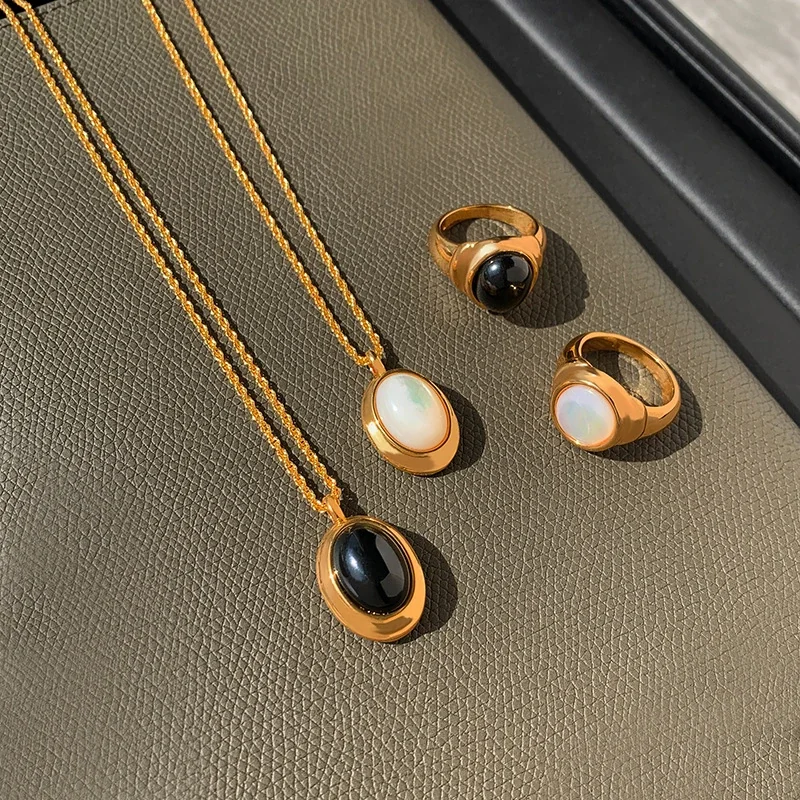 Hangerketting met ovale cabochon en koordketting, verguld productfoto