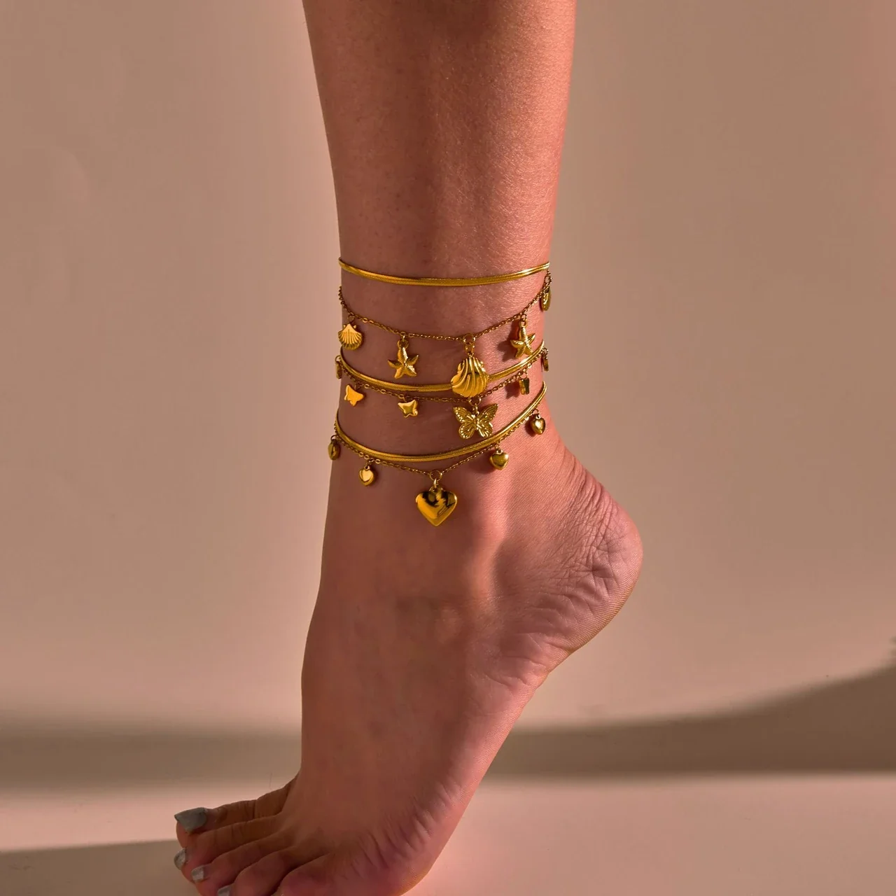 Photo produit : Bracelet de cheville à breloques coquillages et étoiles de mer, acier inoxydable