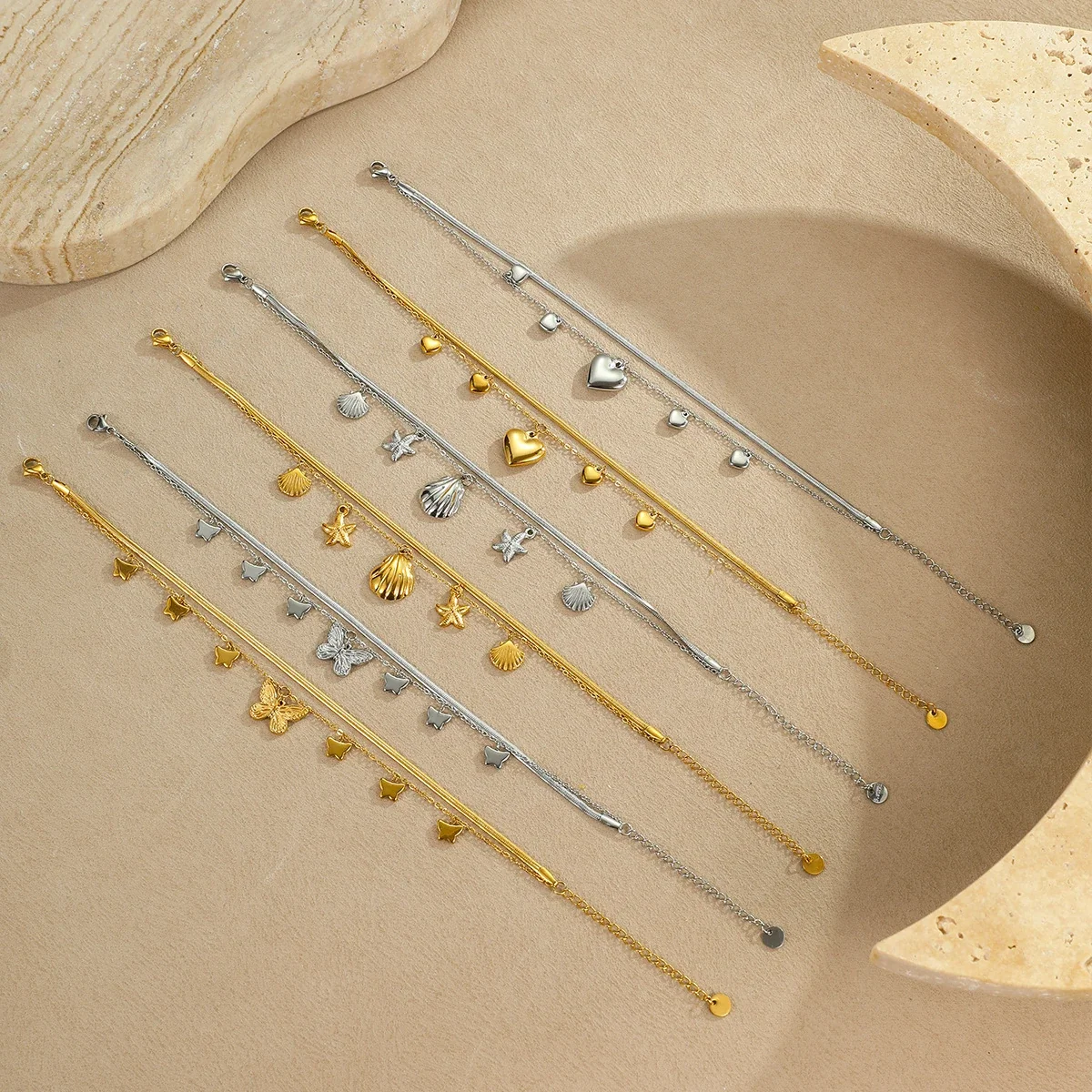 Photo produit : Bracelet de cheville à breloques coquillages et étoiles de mer, acier inoxydable