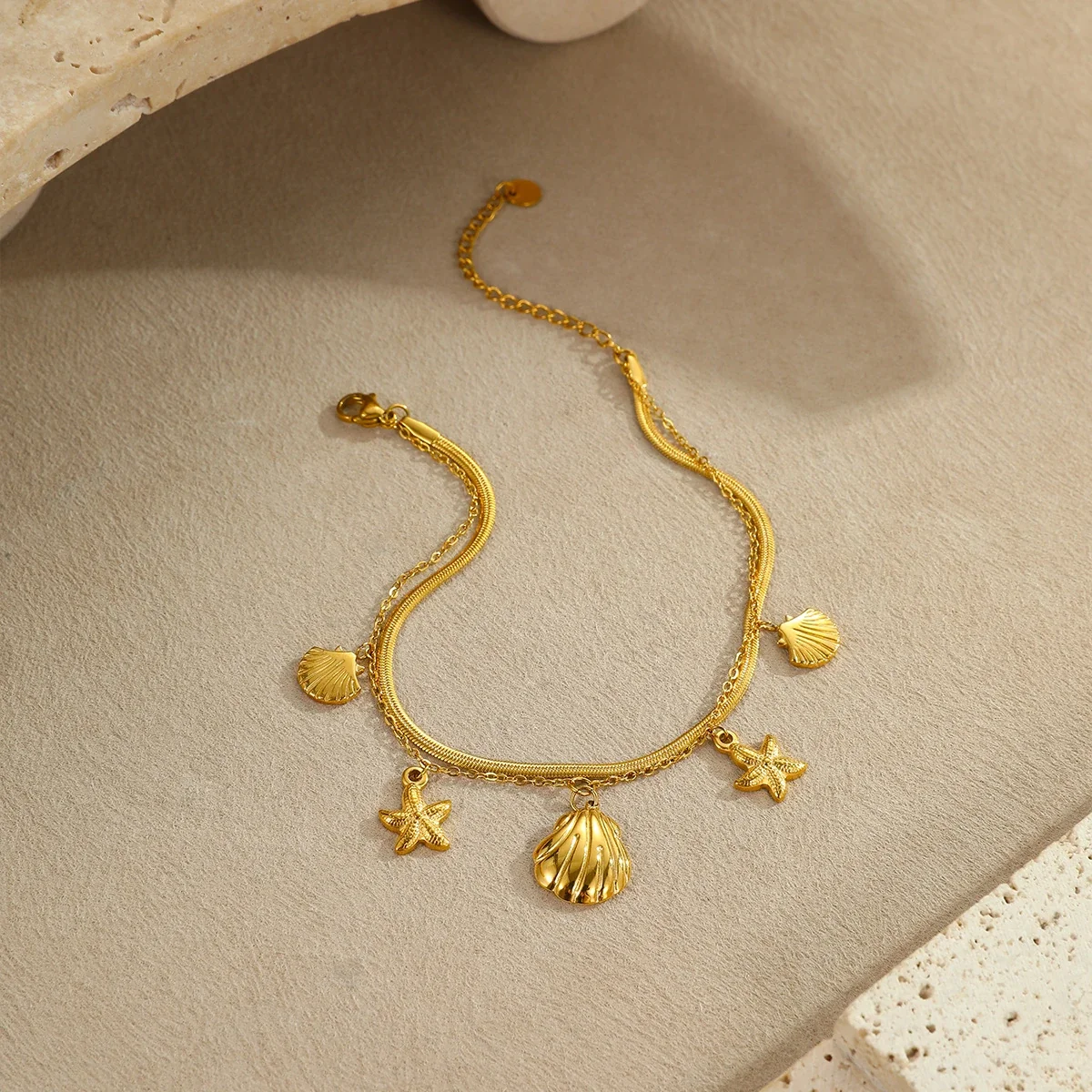 Photo produit : Bracelet de cheville à breloques coquillages et étoiles de mer, acier inoxydable