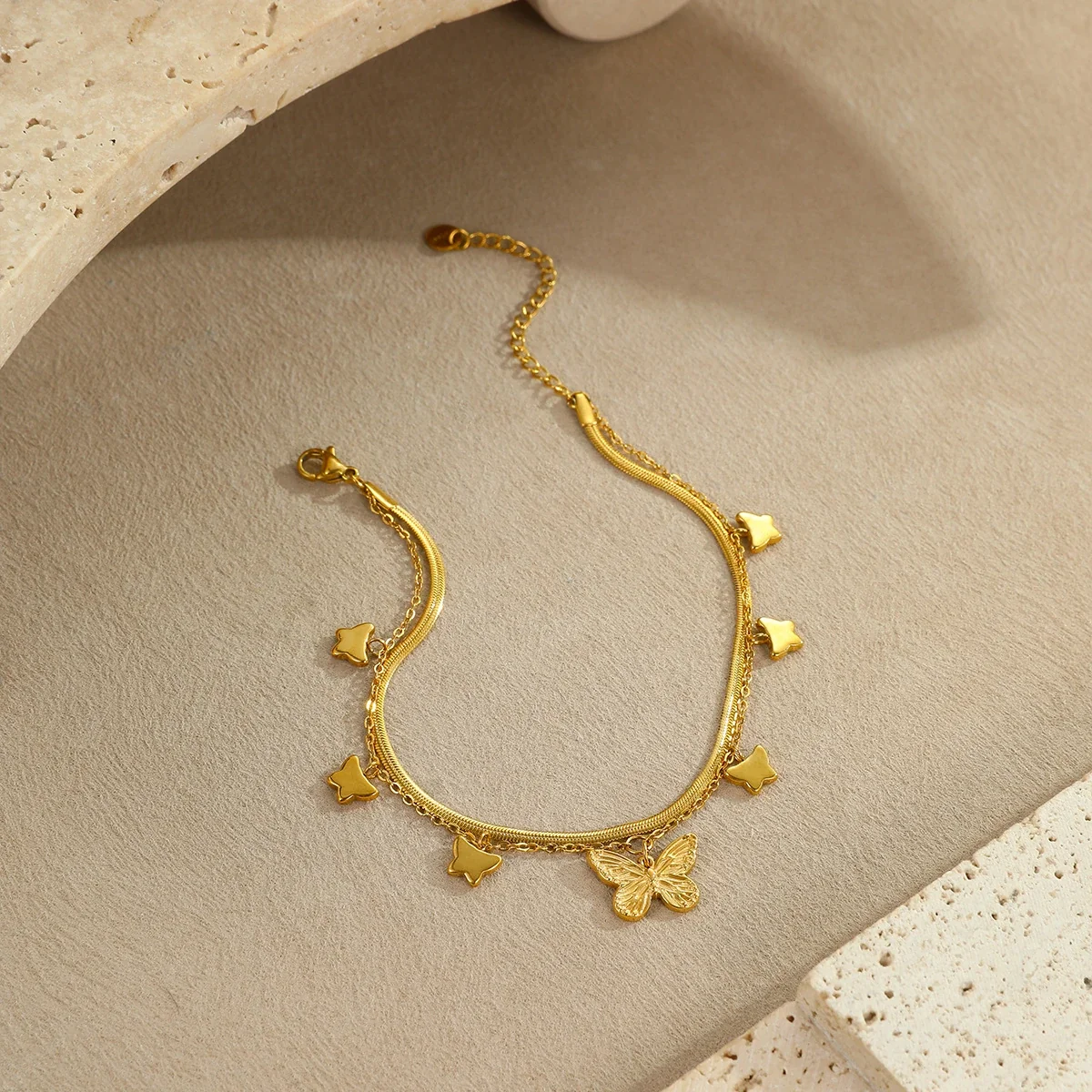 Photo produit : Bracelet de cheville à breloques coquillages et étoiles de mer, acier inoxydable