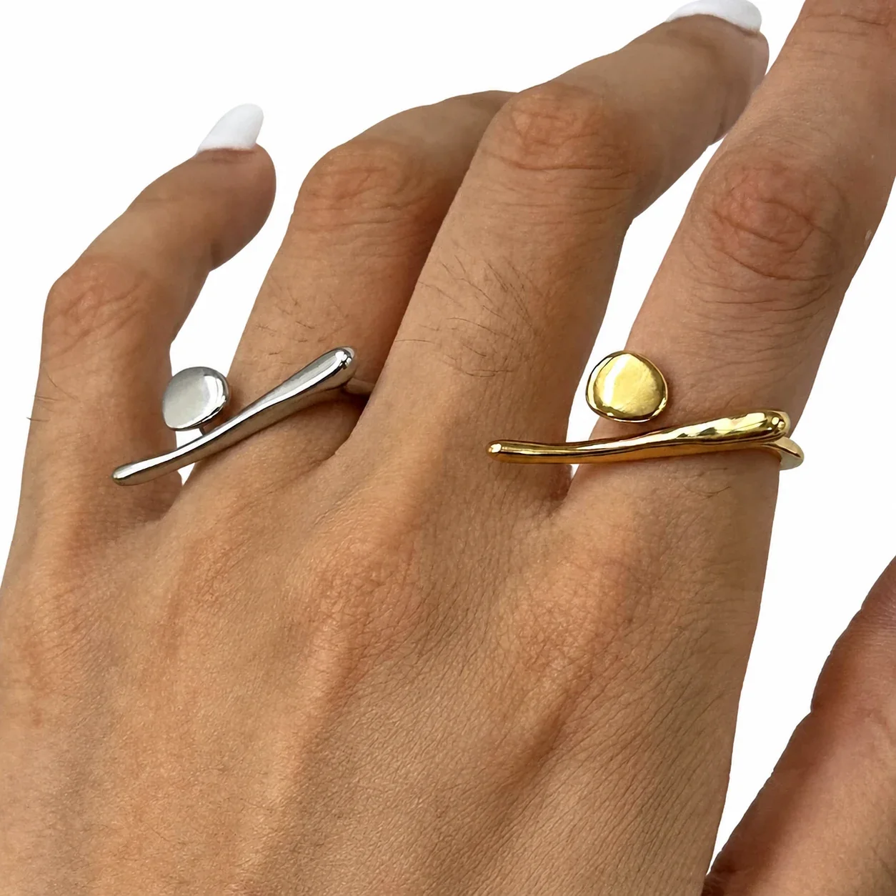 Foto del producto: Anillo de Acero Inoxidable Esculpido con Barra Abierta y Disco