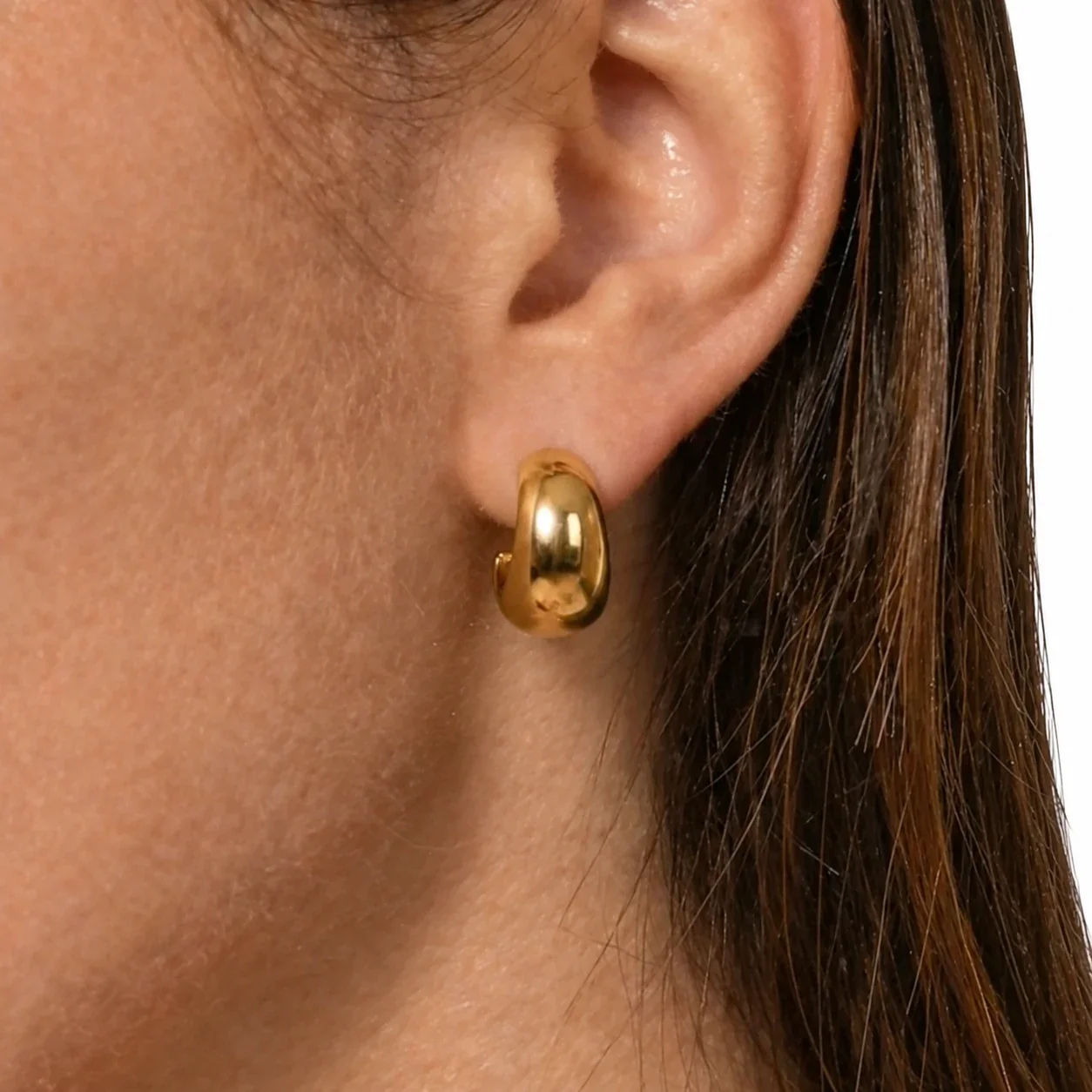 Produktfoto: Creolen-Ohrstecker mit markantem offenem C-Profil, 18K-vergoldet