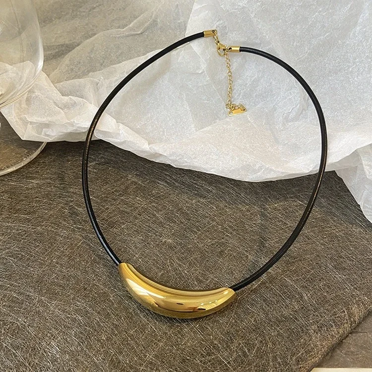 Foto del producto: Collar de cordón negro con tubo curvado, acero inoxidable
