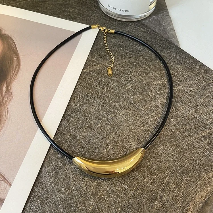Foto del producto: Collar de cordón negro con tubo curvado, acero inoxidable