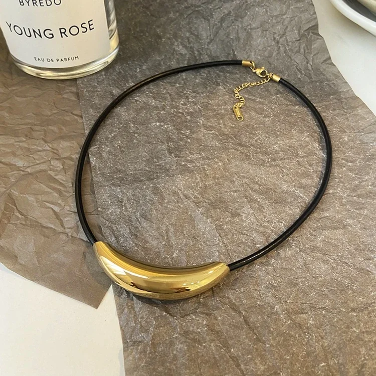 Foto del producto: Collar de cordón negro con tubo curvado, acero inoxidable