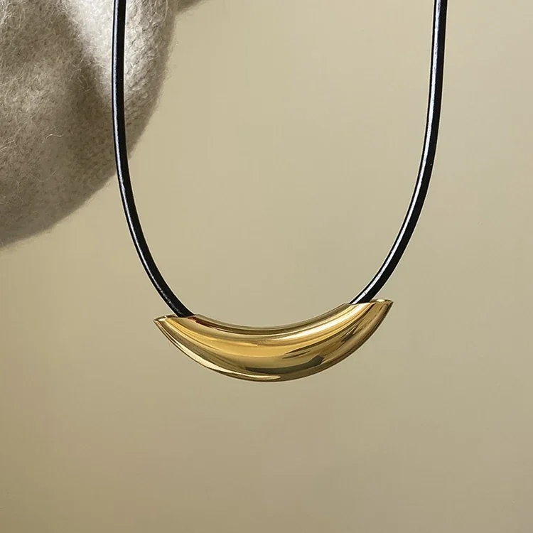 Foto del producto: Collar de cordón negro con tubo curvado, acero inoxidable
